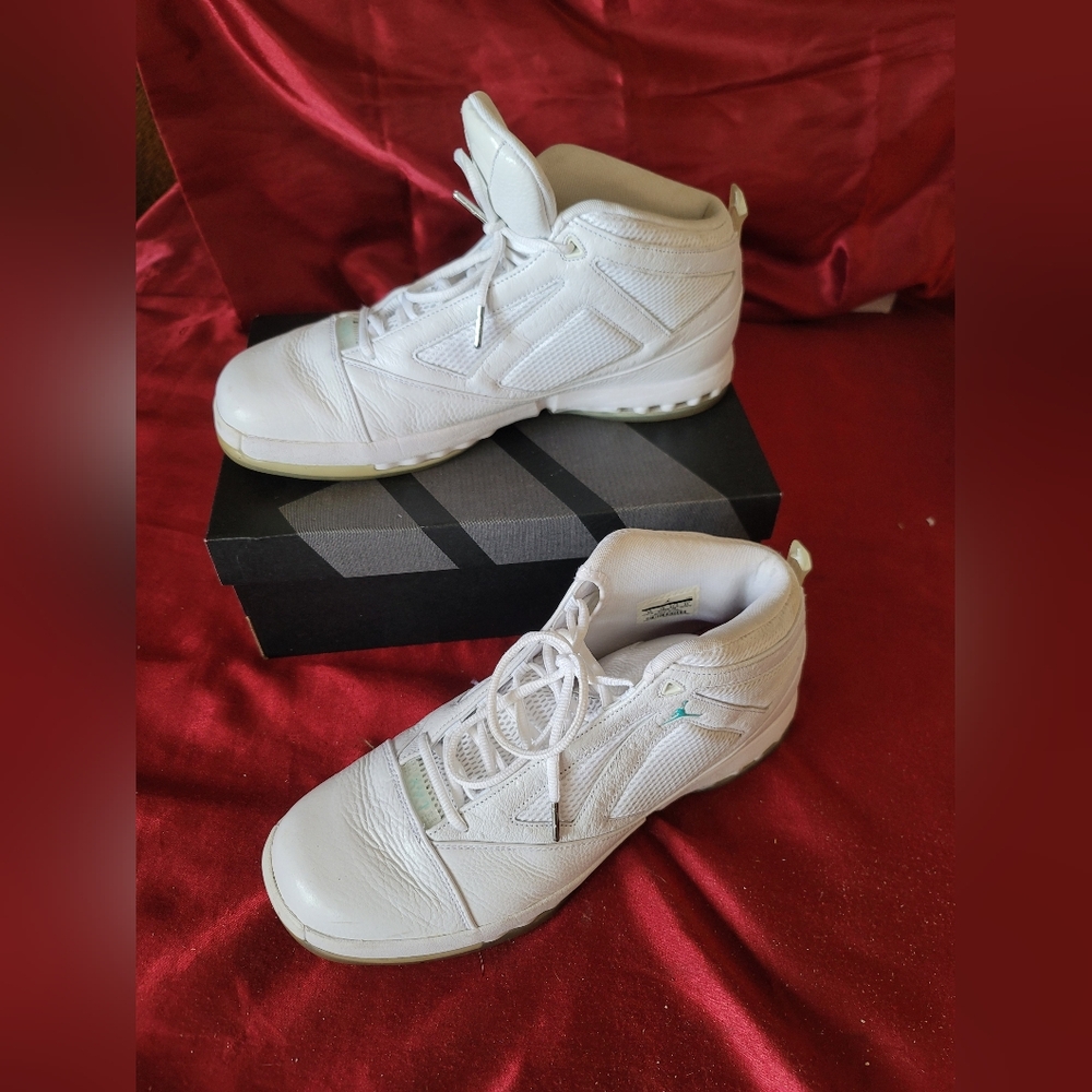 Retro Jordan 16s white green #854256119 size 13Pre-owned signs of wear.
